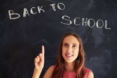 Scho geri işaret büyüleyici gülümseyen kız öğrenci yakın çekim