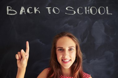 Güzel kız öğrenci portresi işaret parmağı ile işaret 
