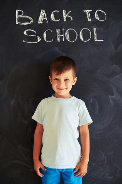 Okul blackboa karşı duran gelecekteki birinci sınıf öğrencisi portresi