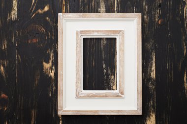 Ahşap arka plan üzerinde eski beyaz boş çerçeve