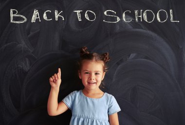 Küçük Prenses Okulu karşı bir şirin saç kesimi gösteren parmaklı