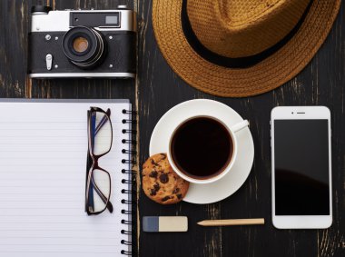 Yüzey mockup çalışan şık adam Üstten Görünüm