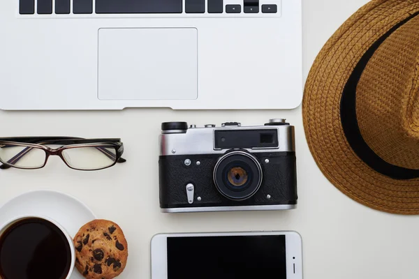 Cámara en el centro y el marco de la computadora portátil, gafas, sombrero, teléfono —  Fotos de Stock