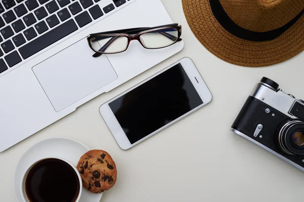 Kaffeetasse, Laptop, Brille, Smartphone, Kamera und Hut auf — Stockfoto