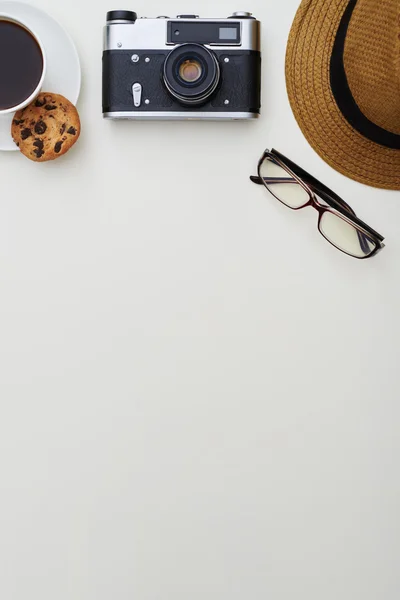 Vista superior de la superficie blanca con sombrero, anteojos, cámara y una taza —  Fotos de Stock