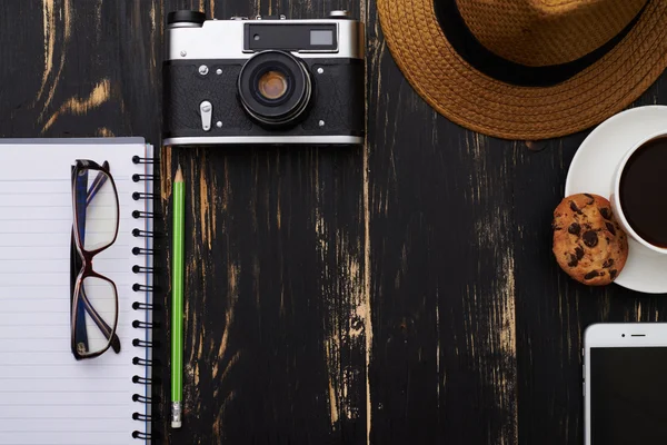 Hipster style table with coffee, stylish hat, smartphone, eyegla — Stock Photo, Image