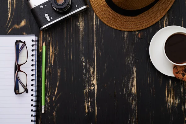 Mesa de trabajo Hipster - cámara vintage, sombrero, gafas, bloc de notas — Foto de Stock