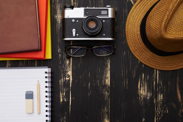 Bloc de notas, objetos de papelería, sombrero, cámara vintage y anteojos —  Fotos de Stock
