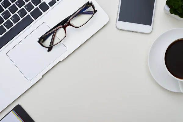 Tampilan atas kantor putih dengan bingkai laptop, kacamata, sma — Stok Foto
