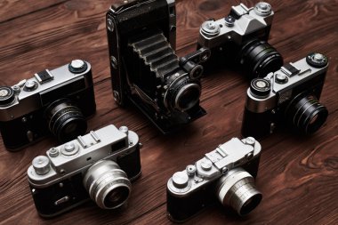 Çeşitli vintage kameralar ahşap arka plan üzerinde bir dizi 