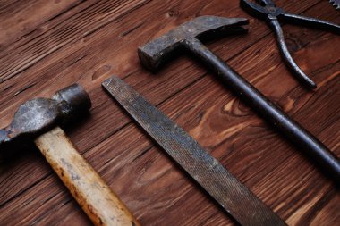 Dosya ve ahşap grunge backgrou izole bir çekiç Close-Up