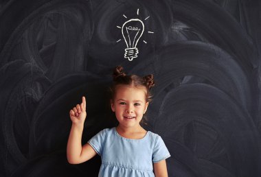 Küçük kız ch karşı ayakta tarafından gerçekleştirilen yeni bir fikir kavramı