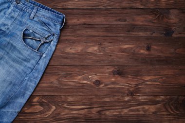  Ahşap ba üzerinde kopya alanı ile bir kot kot pantolon cebinde pense