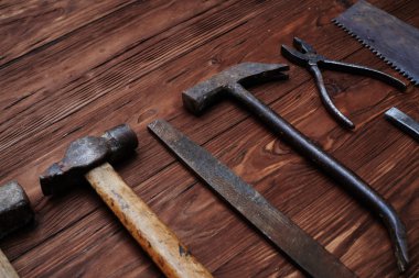 Eski yıpranmış dosya ve bir çekiç üzerinde ahşap grunge izole set 