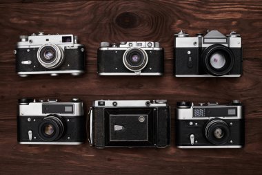Ahşap backgrou üzerinden retro kameralar toplama Üstten Görünüm