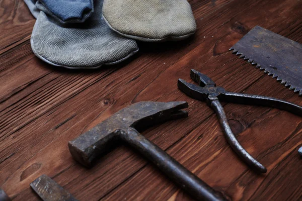 Kit de herramientas de mano de carpintero sobre fondo de madera — Foto de Stock