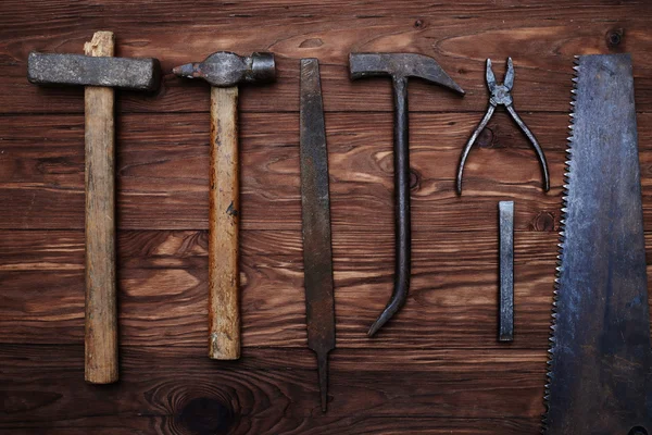 Композиция старинных плотничьих инструментов на деревянном фоне — стоковое фото