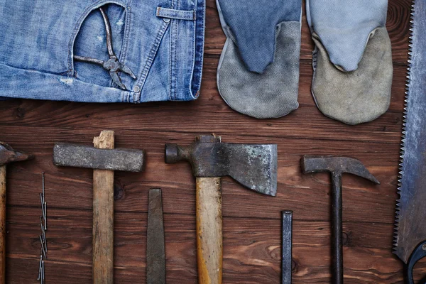 Una composición de herramientas de carpintería y ropa de trabajo sobre madera ba — Foto de Stock