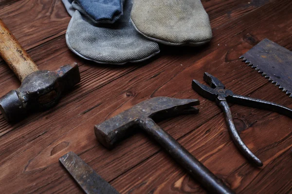 Старый набор инструментов для плотницких работ, изолированных поверх деревянной подложки — стоковое фото