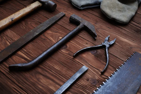 Un surtido de diferentes herramientas de carpintería sobre fondo de madera — Foto de Stock