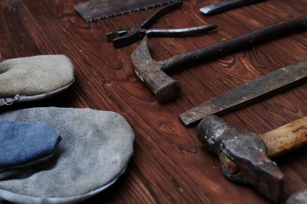 El concepto de equipo de trabajo conjunto de herramientas de mano en una b de madera — Foto de Stock