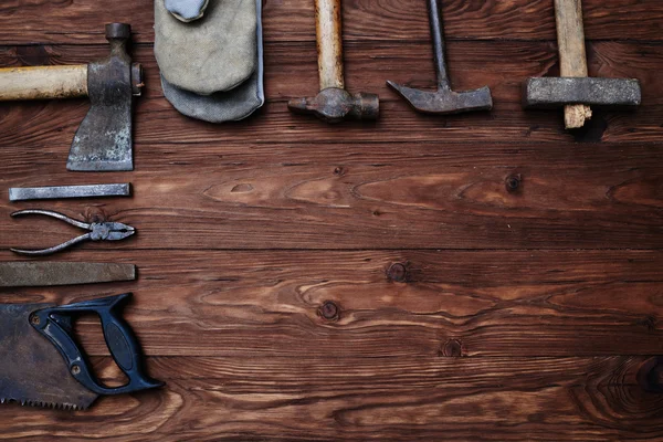 El conjunto de herramientas de mano de trabajo usadas vintage de los trabajadores — Foto de Stock