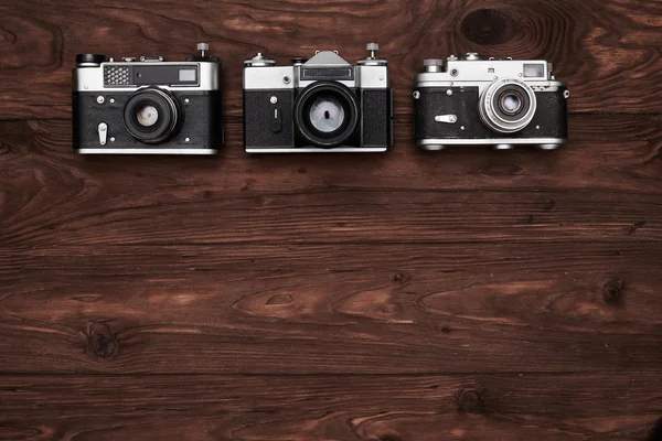 Bovenaanzicht van drie vintage camera's met een kopie-ruimte — Stockfoto