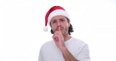 Noel Baba şapkalı adam öpücük yolluyor.