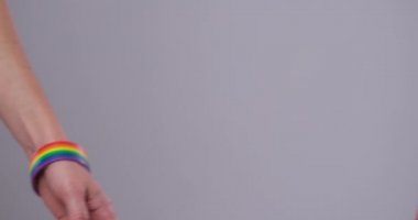 Igbt gururu bileklikleri takan eşcinsel bir çift.