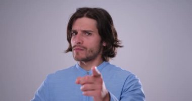 Adam kamerayı işaret ediyor.