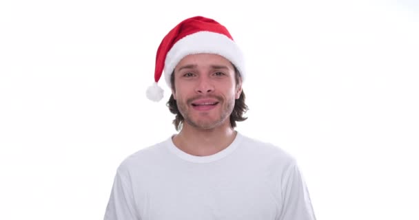 Muž v Santa klobouk smích přes bílé pozadí — Stock video