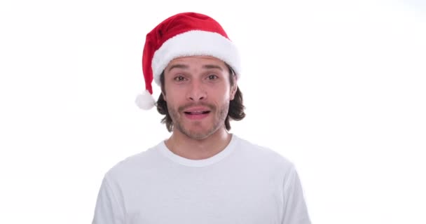 Mann mit Weihnachtsmütze lacht und gibt Daumen hoch — Stockvideo