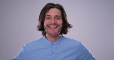 Mutlu adam kamerayı işaret ediyor.