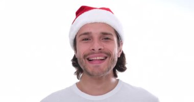 Şaşkın adam heyecanla bağırıyor.