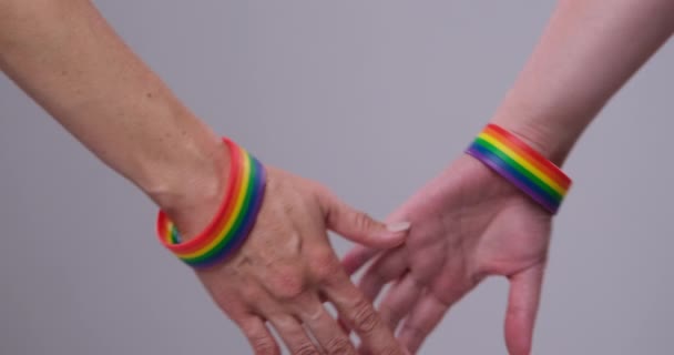 Gay pár držící se za ruce s vlajkami lgbt — Stock video