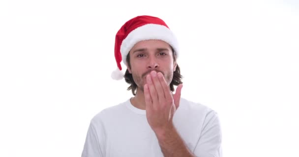 Homme dans santa chapeau soufflant baiser et clin d'oeil — Video