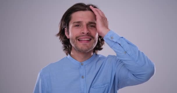 Boldog ember sétál és igazítja a haját — Stock videók