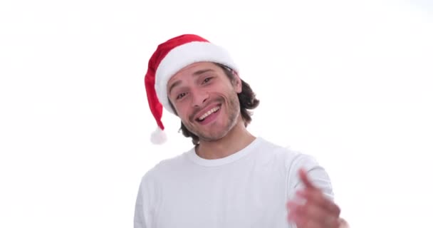 Homme au chapeau de Père Noël invitant à venir — Video