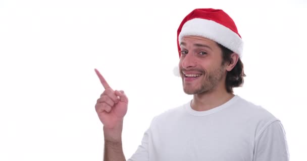 Mężczyzna w czerwonym kapeluszu Mikołaja wskazując na białym tle — Wideo stockowe