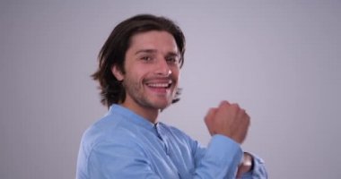 Beyaz arka planda dans eden adam