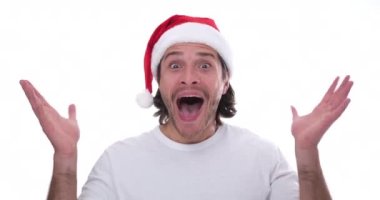 Noel Baba şapkasıyla bağıran heyecanlı adam başarıyı kutluyor.