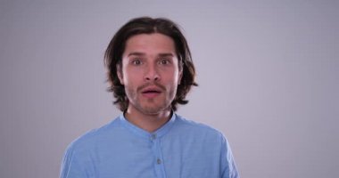 Beyaz arka planda şok olmuş bir adam
