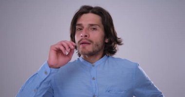 Sorunlarına çözüm arayan bir adam.