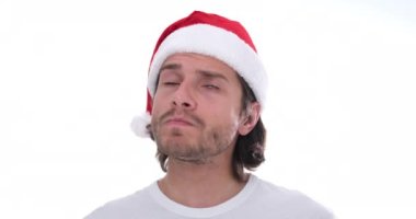 Kafası karışmış bir adam sorununa bir çözüm üretiyor.