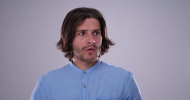 Beyaz arkaplan üzerindeki kafası karışmış adam