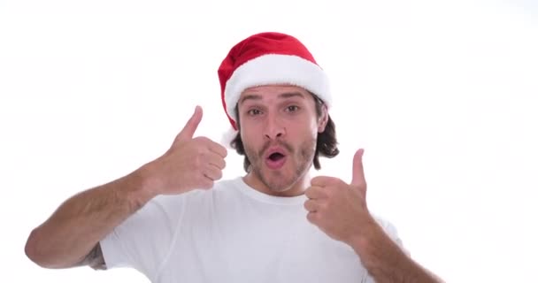 Muž v Santa klobouku dává palce nahoru gesto — Stock video
