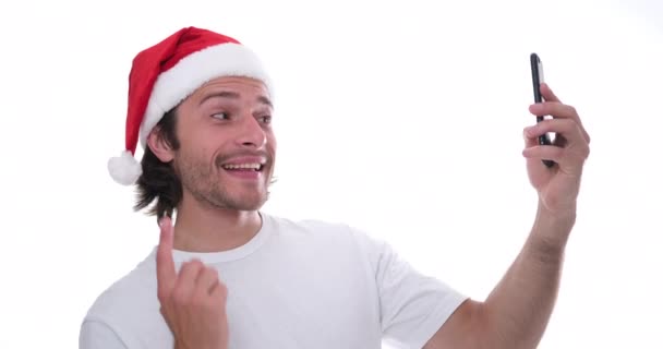 산타 모자를 쓴 남자 핸드폰으로 수다를 떨고 있는 남자 — 비디오
