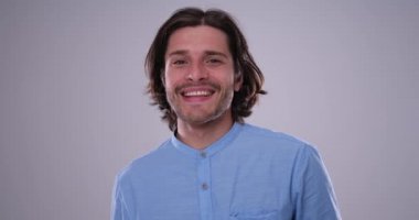 Selam veren adam yürürken öpücük yolluyor.