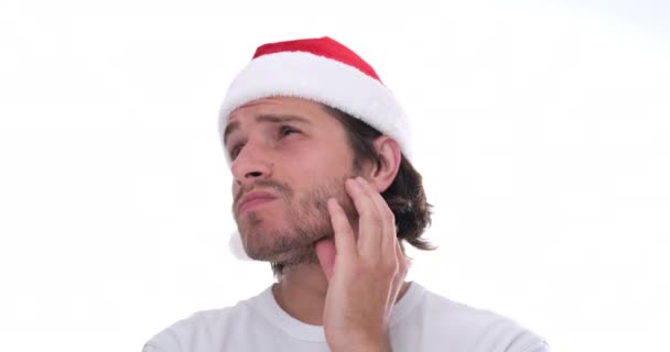 Man in de kerstman denkend aan een oplossing voor zijn problemen — Stockvideo