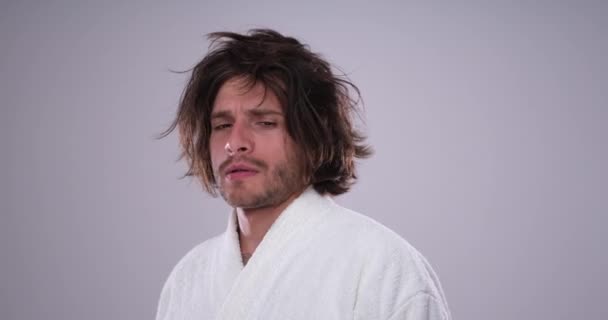 Hombre somnoliento con el pelo desordenado en albornoz — Vídeos de Stock